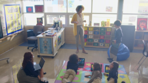 Grundschulunterricht mit Laptop für digitalisierte Schule mit Microsoft 365
